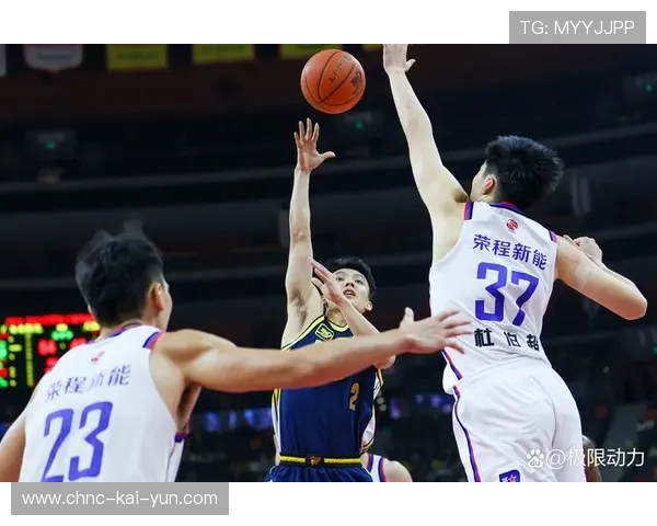 CBA球员赛后主动加练展现职业精神赢得教练一致好评，cba训练篮球